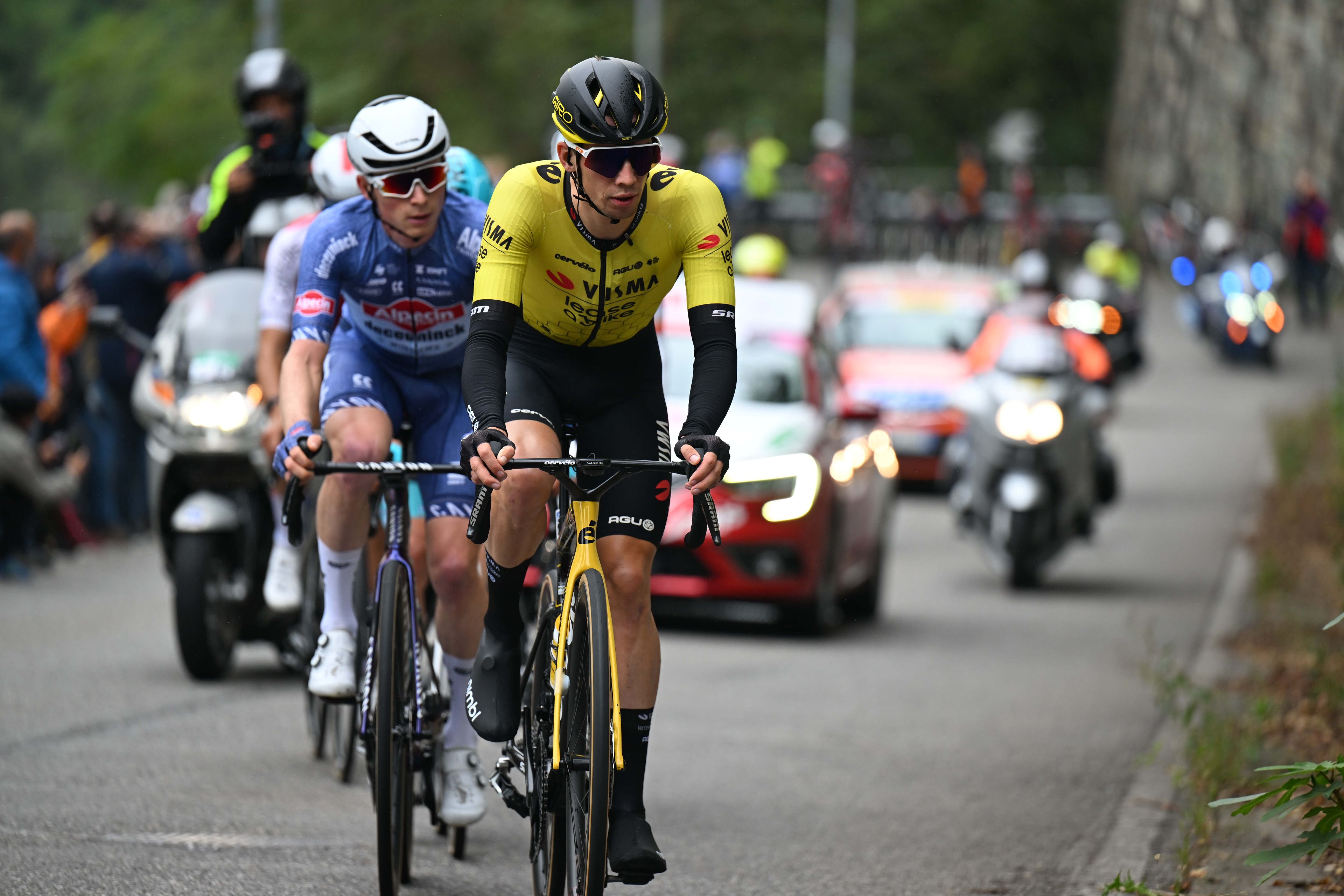 U xojayinining porno videolarini yalaydi. Ona bilan jinsiy aloqa