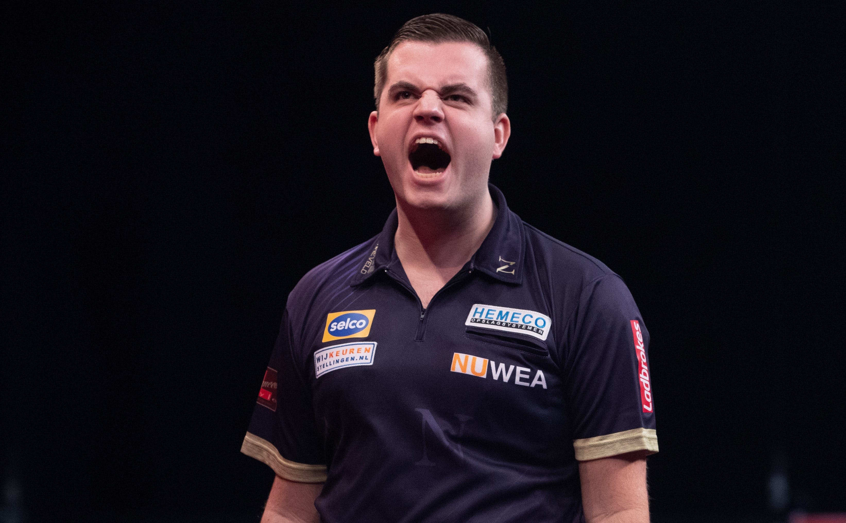 Zonneveld wird von Schiedsrichter Bray verwarnt: "Aber das Feiern mit den Zuschauern gehört zum Spiel dazu"