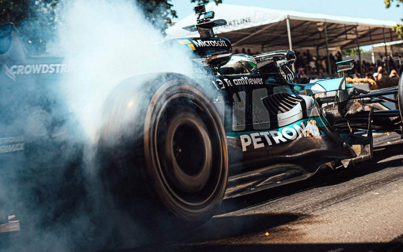 GRANDPRIX247 | Bahrain FP1: Rosberg fastest as Mercedes dominate