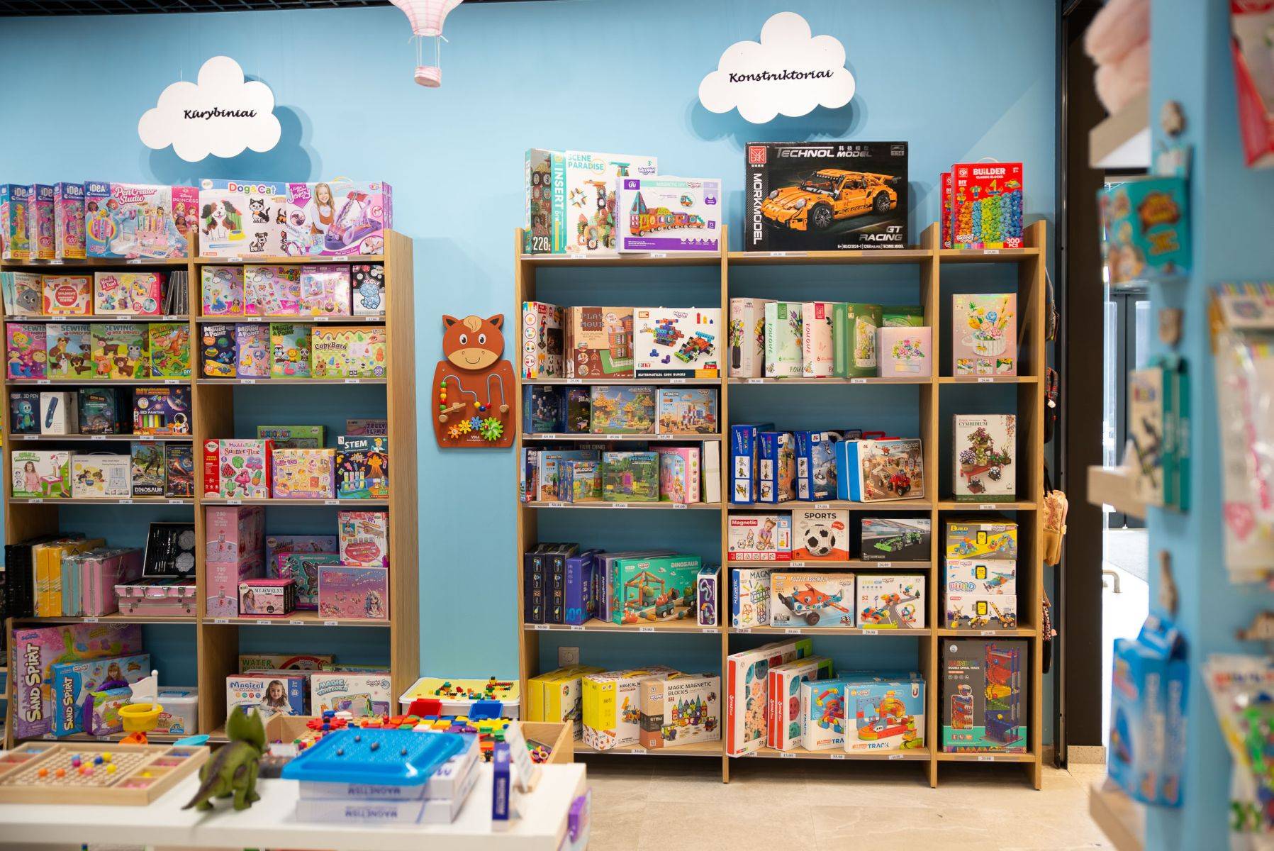 Kidsplay parduotuvės interjeras ir žaislų lentynos