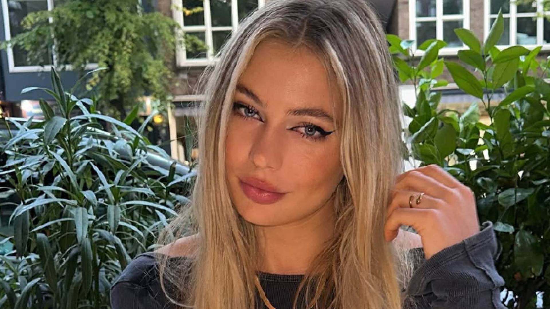 Jutta Leerdam schijnt volledig door haar topje heen en laat haar nieuwe 'wapens' zien