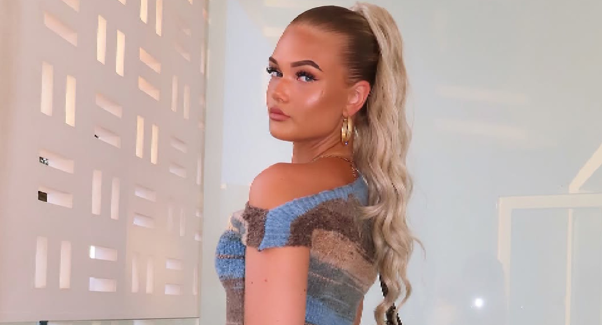 Mercedes (De Bondgenoten) weet niet wat ze hoort tijdens stiekeme sessie in  het donker: “Er is gezoend”