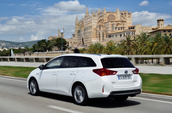 Auris Touring Sports 2013 AURIS HYBRID TOURING SPORTS Test