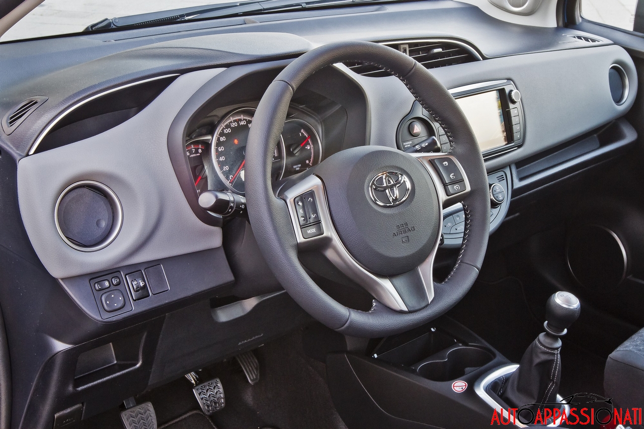 Nuova Toyota Yaris-2014 016 Intenri