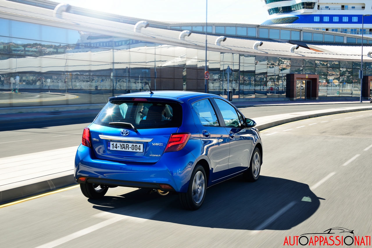 Nuova Toyota Yaris-2014 030