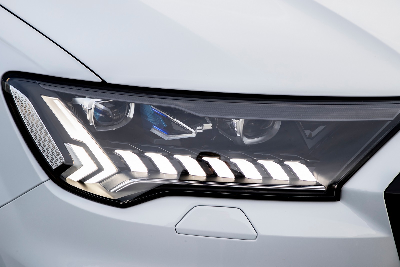 Audi Q7 TFSi-e faro anteriore