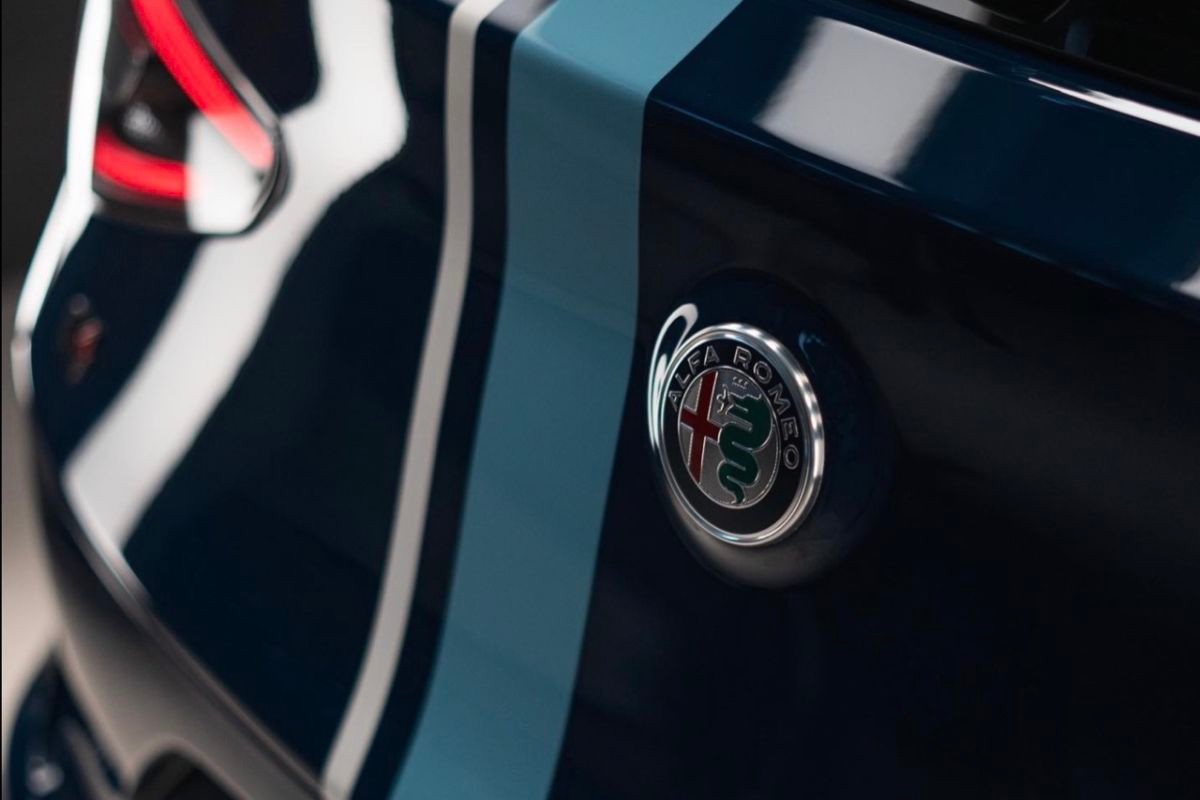 dettaglio logo stelvio quadrifoglio garage italia