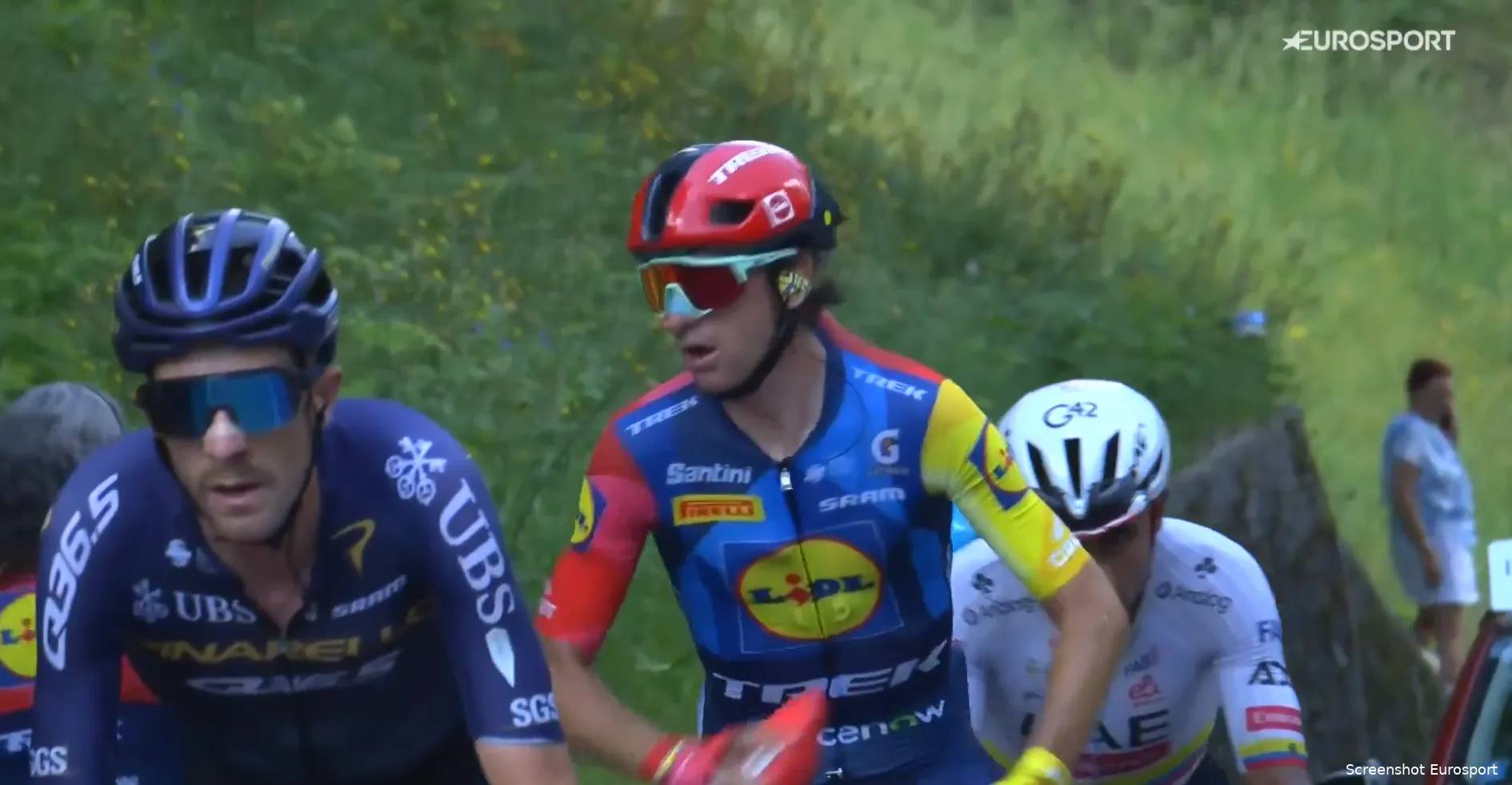 🎥 Giulio Ciccone lashes out at road-side Lidl Trek helper