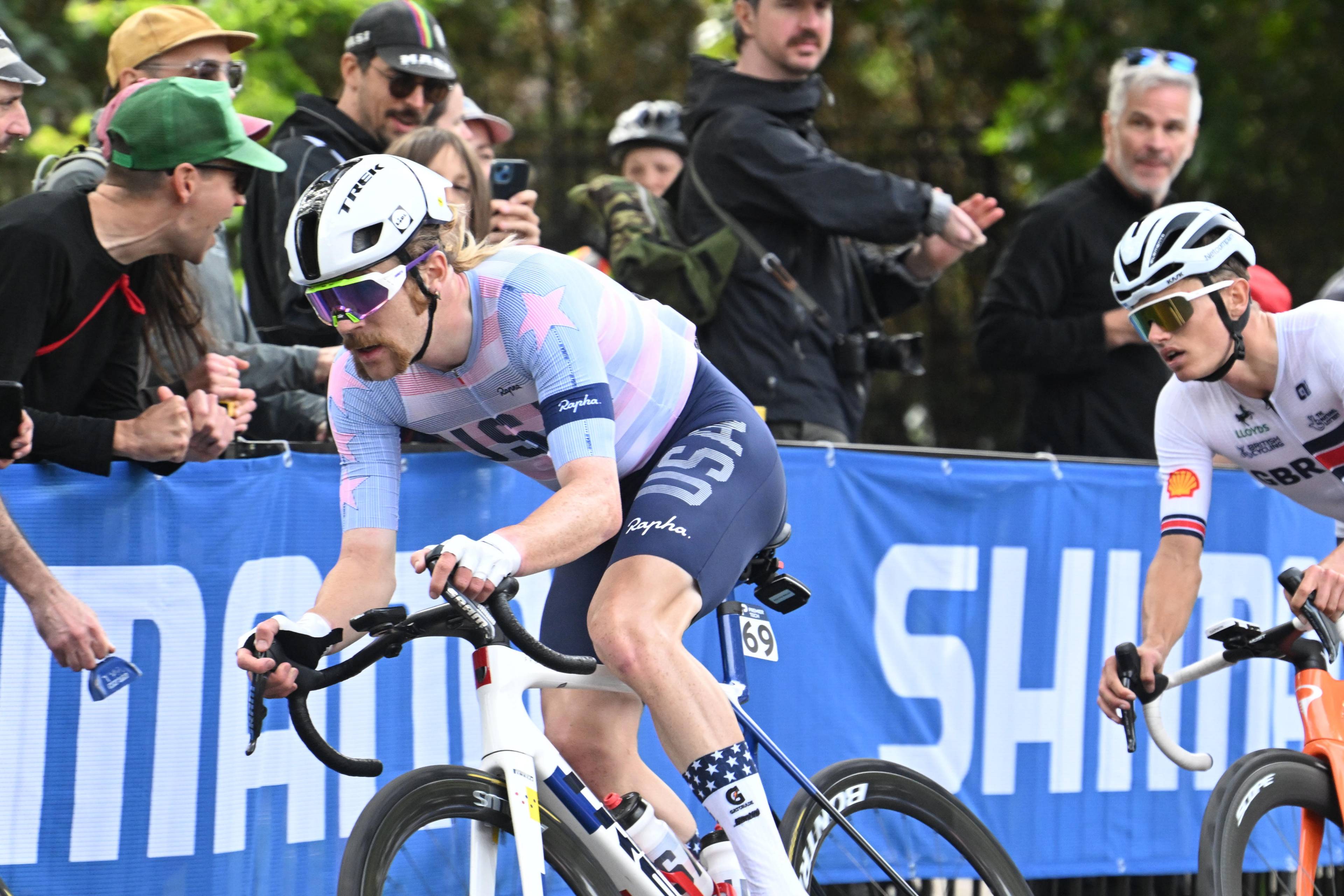 Visma women surprise kids with Tour de France Femmes jerseys